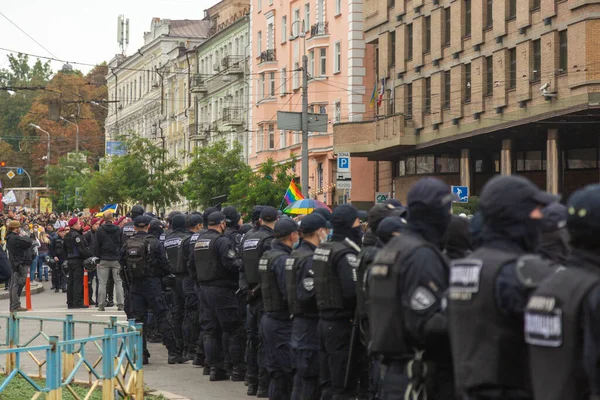 Kijów Ukraina 2021 Parada Pychy Policja Ochrania Uczestników Marszu Pojęcie — Zdjęcie stockowe