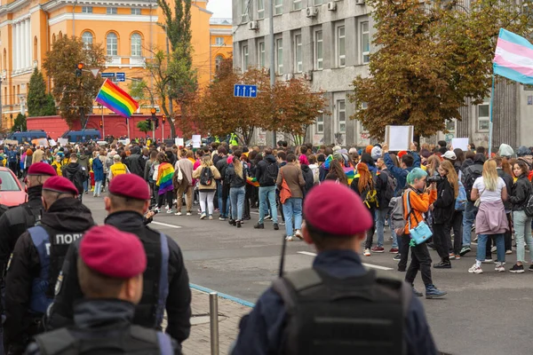 Kiev Ucrânia 2021 Parada Orgulho Polícia Está Guardar Participantes Marcha — Fotografia de Stock