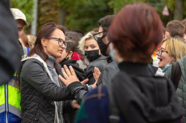 Kyiv, Ukrayna - 09.19.2021: Onur Yürüyüşü. Kadın yürüyüşün bir katılımcısıyla iletişim kuruyor. Konsept LGBTQ.