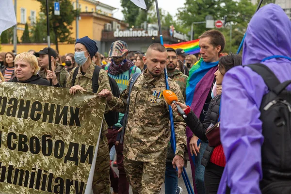 Kyiv Ukrayna 2021 Onur Yürüyüşü Askeri Üniformalı Bir Yürüyüşün Katılımcısı — Stok fotoğraf