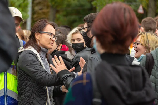 Kyiv, Ukrayna - 09.19.2021: Onur Yürüyüşü. Kadın yürüyüşün bir katılımcısıyla iletişim kuruyor. Konsept LGBTQ.