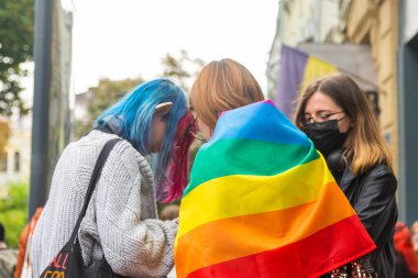 Kyiv, Ukrayna - 09.19.2021: Kiev 'deki Onur Yürüyüşü sırasında LGBTQ yürüyüşüne katılan bir grup kız çocuğu destekliyor. Konsept LGBTQ.