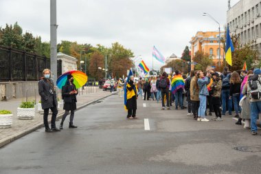 Kyiv, Ukrayna - 09.19.2021: Onur Yürüyüşü. Yürüyüşe katılanlar şehrin caddeleri boyunca ilerliyorlar. Konsept LGBTQ.
