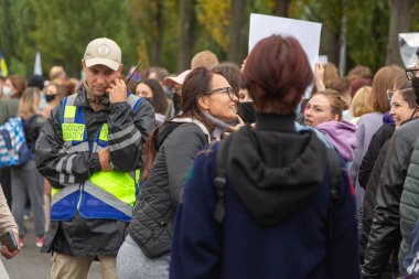 Kyiv, Ukrayna - 09.19.2021: Onur Yürüyüşü. Kadın yürüyüşün bir katılımcısıyla iletişim kuruyor. Konsept LGBTQ.