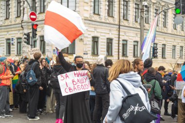 Kyiv, Ukrayna - 09.19.2021: Onur Yürüyüşü. Beyaz Rusya bayrağı taşıyan bir kız Kyiv 'deki LGBTQ yürüyüşünü destekliyor. Konsept LGBTQ.