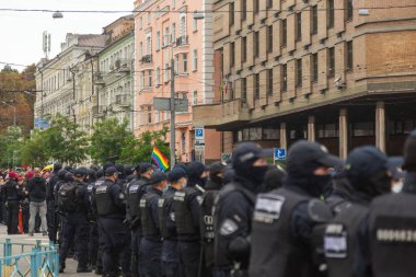 Kyiv, Ukrayna - 09.19.2021: Onur Yürüyüşü. Polis, yürüyüşün katılımcılarını koruyor. Konsept LGBTQ.