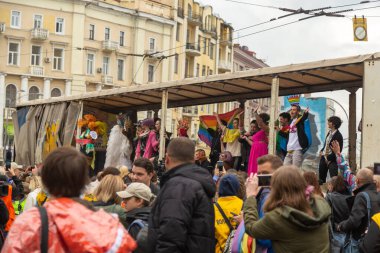 Kyiv, Ukrayna - 09.19.2021: Onur Yürüyüşü. Yürüyüşe katılanların performansı için platform oluşturun. Konsept LGBTQ.