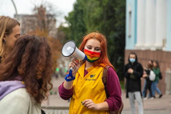 Kiev Ucrânia 2021 Parada Orgulho Voluntário Falar Num Altifalante Conceito — Fotografia de Stock