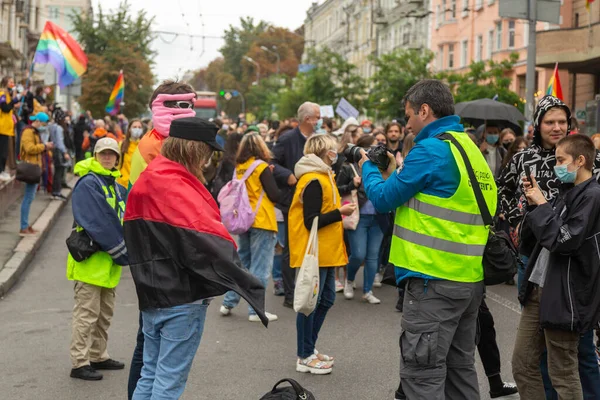 Kiev Ucrânia 2021 Parada Orgulho Uma Multidão Participantes Marcha Nas — Fotografia de Stock