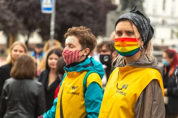 Κίεβο Ουκρανία 2021 Pride Parade Εθελοντές Πορεία Βοηθούν Τους Συμμετέχοντες — Φωτογραφία Αρχείου