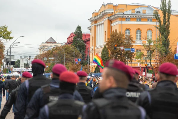 Κίεβο Ουκρανία 2021 Pride Parade Αστυνομία Φυλάει Τους Συμμετέχοντες Της — Φωτογραφία Αρχείου