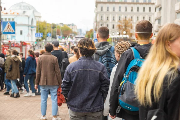 Mensen Staan Rij Voor Controlepost Draaien — Stockfoto