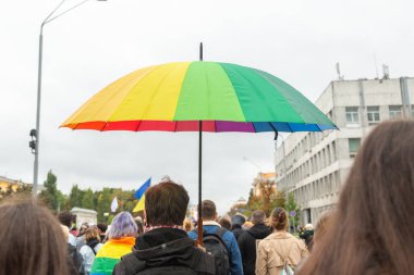 Ukrayna, Kyiv 'deki Onur Yürüyüşü. Bir yürüyüşün katılımcısının elinde gökkuşağı renkli bir şemsiye. Konsept LGBTQ.