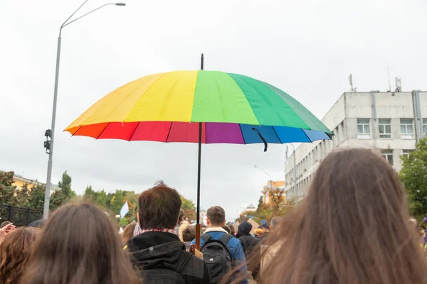 Παρέλαση Υπερηφάνειας Στο Κίεβο Της Ουκρανίας Μια Ομπρέλα Χρώμα Ουράνιου — Φωτογραφία Αρχείου