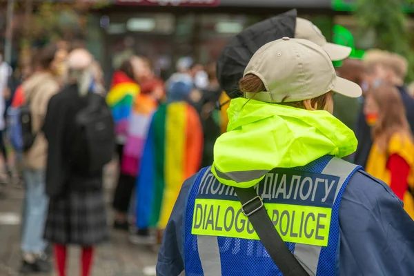 Oficial Policía Diálogo Desfile Del Orgullo Kiev Ucrania Concepto Lgbtq — Foto de Stock