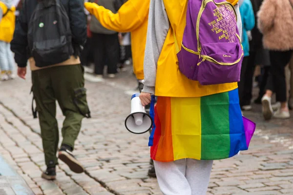 乌克兰基辅骄傲游行的志愿者手里拿着一个扩音器 Lgbtq概念 — 图库照片