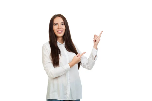 Joven, hermosa chica aislada sobre un fondo blanco, señala sus dedos en el lugar para la promoción, ofertas o publicidad. — Foto de Stock