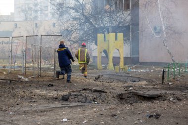 Kyiv, Ukrayna 02.27.2022: Kiev 'in bombalanmasından sonra yangın. Rus ordusunun Ukrayna 'ya karşı saldırısı. Kyiv yerleşim bölgesine füze saldırısı. Sivillerin bombalanması. Şehrin yerleşim bölgesinde patlama meydana geldi..