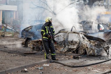 Kyiv, Ukrayna 02.27.2022: Kiev 'in bombalanmasından sonra yangın. Rus ordusunun Ukrayna 'ya karşı saldırısı. Kyiv yerleşim bölgesine füze saldırısı. Sivillerin bombalanması. Şehrin yerleşim bölgesinde patlama meydana geldi..