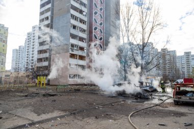 Kyiv, Ukrayna 02.27.2022: Kiev 'in bombalanmasından sonra yangın. Rus ordusunun Ukrayna 'ya karşı saldırısı. Kyiv yerleşim bölgesine füze saldırısı. Sivillerin bombalanması. Şehrin yerleşim bölgesinde patlama meydana geldi..