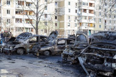 Kyiv, Ukrayna 02.27.2022: Kiev 'in bombalanmasından sonra yangın. Rus ordusunun Ukrayna 'ya karşı saldırısı. Kyiv yerleşim bölgesine füze saldırısı. Sivillerin bombalanması. Şehrin yerleşim bölgesinde patlama meydana geldi..