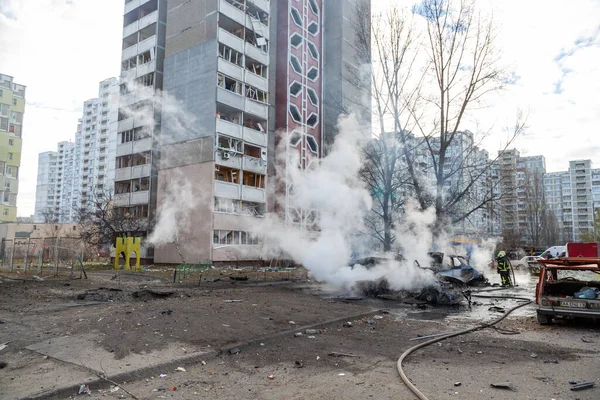 Kyiv, Ukrayna 02.27.2022: Kiev 'in bombalanmasından sonra yangın. Rus ordusunun Ukrayna 'ya karşı saldırısı. Kyiv yerleşim bölgesine füze saldırısı. Sivillerin bombalanması. Şehrin yerleşim bölgesinde patlama meydana geldi..