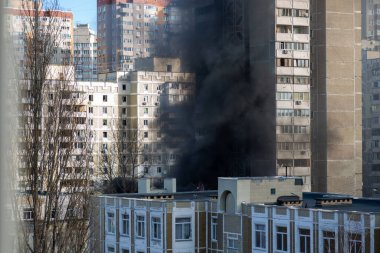 Kyiv, Ukrayna 02.27.2022: Kiev 'in bombalanmasından sonra yangın. Rus ordusunun Ukrayna 'ya karşı saldırısı. Kyiv yerleşim bölgesine füze saldırısı. Sivillerin bombalanması. Şehrin yerleşim bölgesinde patlama meydana geldi..