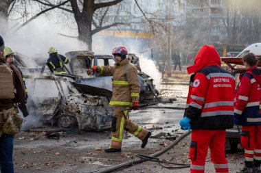 Ordu, Kyiv 'in bombalanmasından sonra sivil kurbanlarla iletişim kuruyor. Rus ordusunun Ukrayna 'ya karşı saldırısı. Konut bölgesine füze saldırısı.