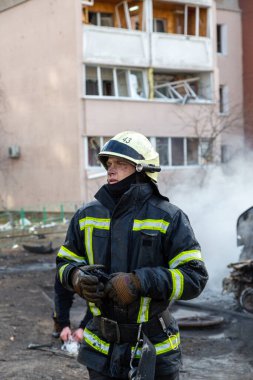 Ordu, Kyiv 'in bombalanmasından sonra sivil kurbanlarla iletişim kuruyor. Rus ordusunun Ukrayna 'ya karşı saldırısı. Konut bölgesine füze saldırısı.