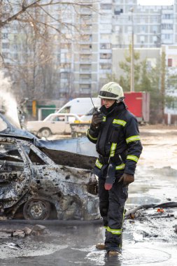 Ordu, Kyiv 'in bombalanmasından sonra sivil kurbanlarla iletişim kuruyor. Rus ordusunun Ukrayna 'ya karşı saldırısı. Konut bölgesine füze saldırısı.