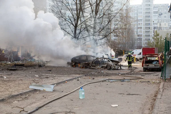 Ordu, Kyiv 'in bombalanmasından sonra sivil kurbanlarla iletişim kuruyor. Rus ordusunun Ukrayna 'ya karşı saldırısı. Konut bölgesine füze saldırısı.
