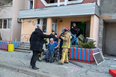 Kiev 'in bombalanması sonucu yanan arabalar. Rus ordusunun Ukrayna 'ya karşı saldırısı. Konut bölgesine füze saldırısı.