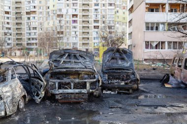 Kiev 'in bombalanması sonucu yanan arabalar. Rus ordusunun Ukrayna 'ya karşı saldırısı. Konut bölgesine füze saldırısı.