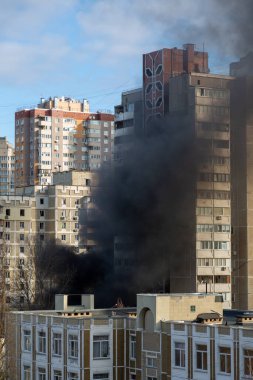 Kiev 'in bombalanması sonucu yanan arabalar. Rus ordusunun Ukrayna 'ya karşı saldırısı. Kyiv yerleşim bölgesine füze saldırısı. Sivillerin bombalanması.