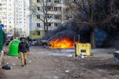 Kiev 'in bombalanması sonucu yanan arabalar. Rus ordusunun Ukrayna 'ya karşı saldırısı. Kyiv yerleşim bölgesine füze saldırısı. Sivillerin bombalanması.