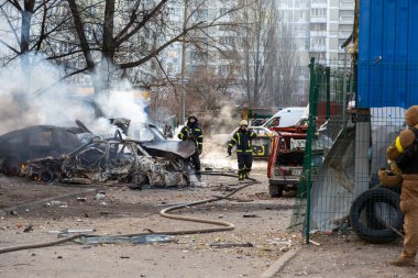 Kiev 'in bombalanması sonucu yanan arabalar. Rus ordusunun Ukrayna 'ya karşı saldırısı. Kyiv yerleşim bölgesine füze saldırısı. Sivillerin bombalanması.