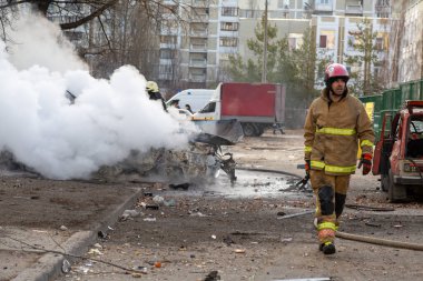 Kiev 'in bombalanması sonucu yanan arabalar. Rus ordusunun Ukrayna 'ya karşı saldırısı. Kyiv yerleşim bölgesine füze saldırısı. Sivillerin bombalanması.