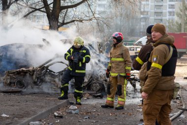 Kiev 'in bombalanması sonucu yanan arabalar. Rus ordusunun Ukrayna 'ya karşı saldırısı. Kyiv yerleşim bölgesine füze saldırısı. Sivillerin bombalanması.