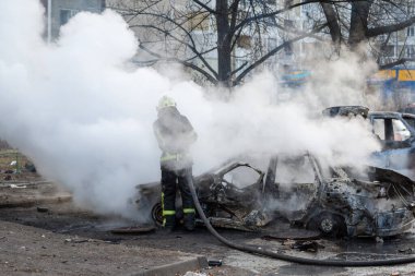 Kiev 'in bombalanması sonucu yanan arabalar. Rus ordusunun Ukrayna 'ya karşı saldırısı. Kyiv yerleşim bölgesine füze saldırısı. Sivillerin bombalanması.