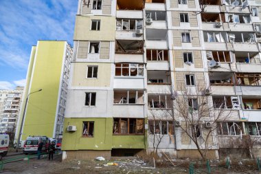 Kiev 'in bombalanması sonucu yanan arabalar. Rus ordusunun Ukrayna 'ya karşı saldırısı. Kyiv yerleşim bölgesine füze saldırısı. Sivillerin bombalanması.