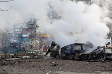 Kiev 'in bombalanması sonucu yanan arabalar. Rus ordusunun Ukrayna 'ya karşı saldırısı. Kyiv yerleşim bölgesine füze saldırısı. Sivillerin bombalanması.