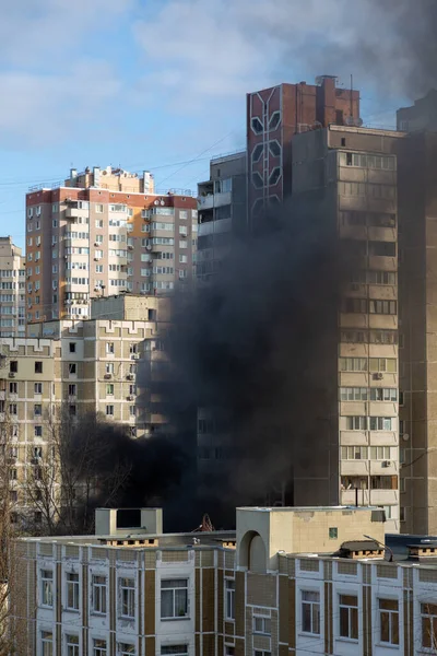 Kiev 'in bombalanması sonucu yanan arabalar. Rus ordusunun Ukrayna 'ya karşı saldırısı. Kyiv yerleşim bölgesine füze saldırısı. Sivillerin bombalanması.