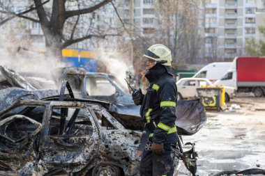 Kiev 'in bombalanması sonucu yanan arabalar. Rus ordusunun Ukrayna 'ya karşı saldırısı. Kyiv yerleşim bölgesine füze saldırısı. Sivillerin bombalanması.