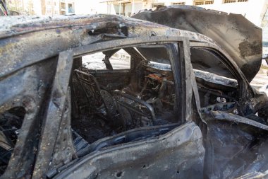 Kiev 'in bombalanması sonucu yanan arabalar. Rus ordusunun Ukrayna 'ya karşı saldırısı. Kyiv yerleşim bölgesine füze saldırısı. Sivillerin bombalanması.
