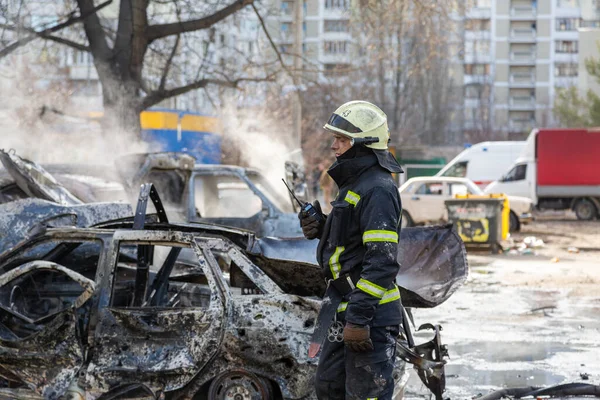 Kiev 'in bombalanması sonucu yanan arabalar. Rus ordusunun Ukrayna 'ya karşı saldırısı. Kyiv yerleşim bölgesine füze saldırısı. Sivillerin bombalanması.