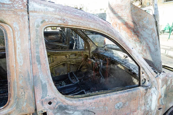 Kiev 'in bombalanması sonucu yanan arabalar. Rus ordusunun Ukrayna 'ya karşı saldırısı. Kyiv yerleşim bölgesine füze saldırısı. Sivillerin bombalanması.