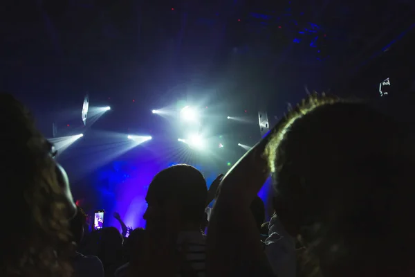 Silhouette Una Folla Concerti Fronte Palco Illuminato Nightclub Smoke Riflettori — Foto Stock