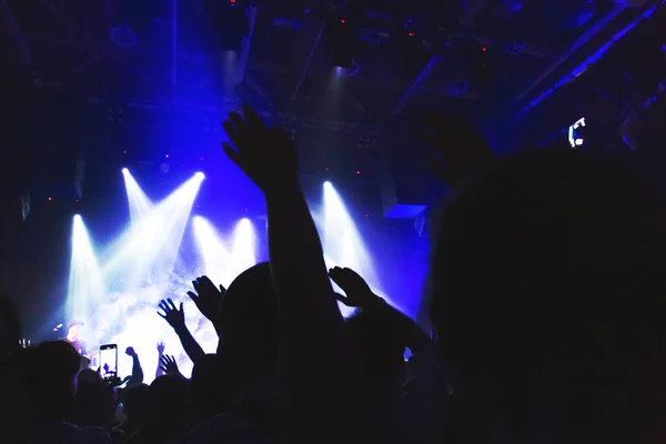 Silhouetten Eines Konzertpublikums Vor Einer Beleuchteten Bühne Einem Nachtclub Rauch — Stockfoto