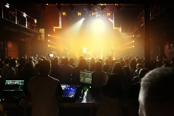 Crowd Spectators Front Stage Concert Popular Band Concert Club — Stok fotoğraf