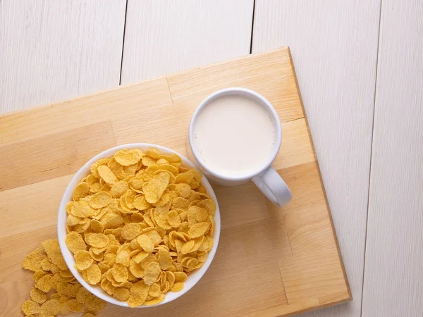 玉米片谷类 碗里有牛奶 背景浅 早餐快 — 图库照片